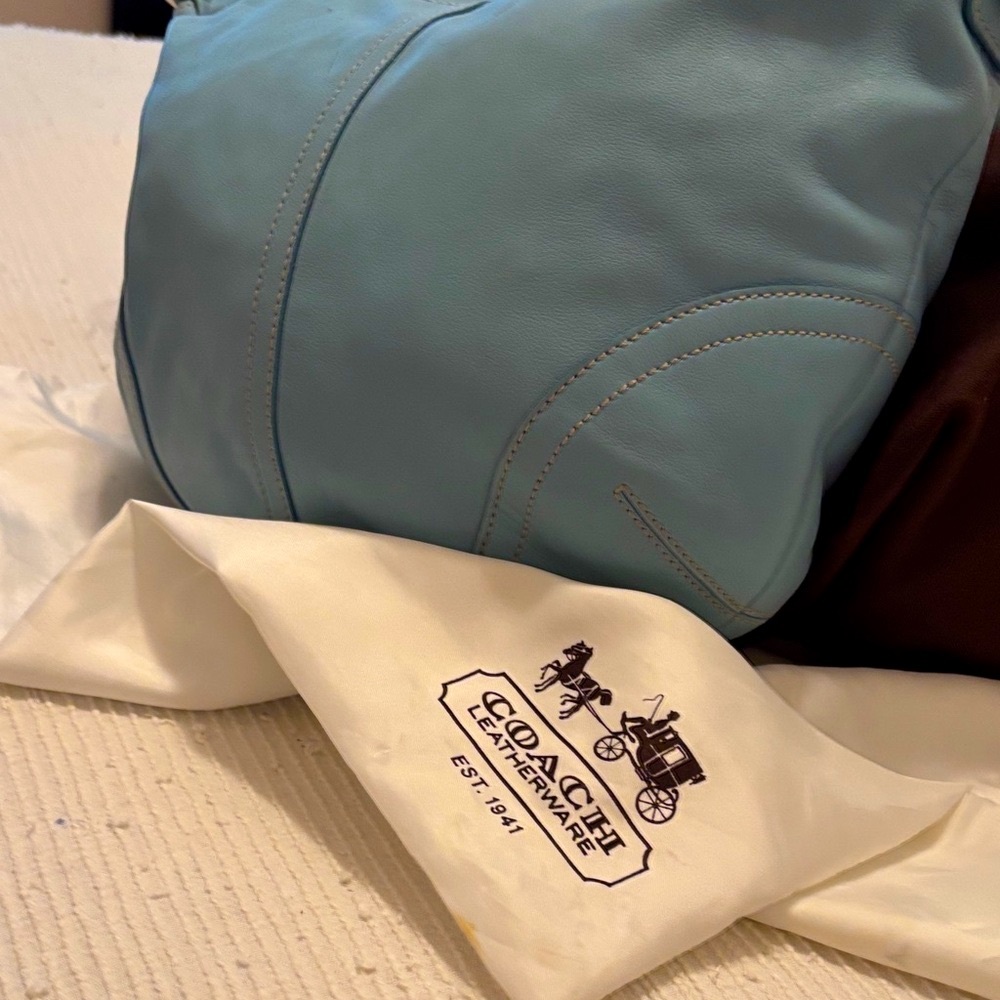Chic Coach Light Blue Leather purse - Picture 6 of 9